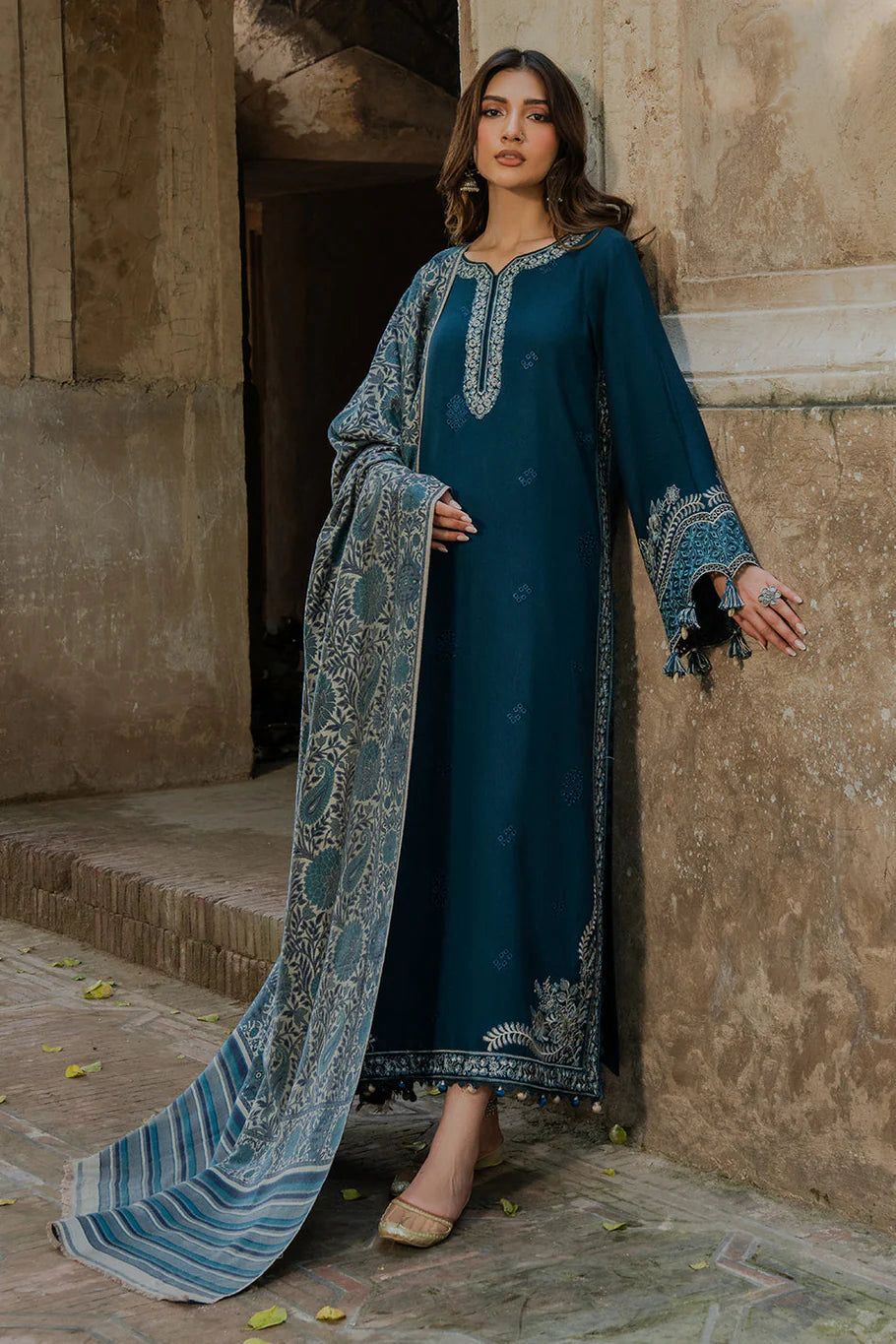 IZEL Dhank Signature — Embroidered Suit with Digital Shawl