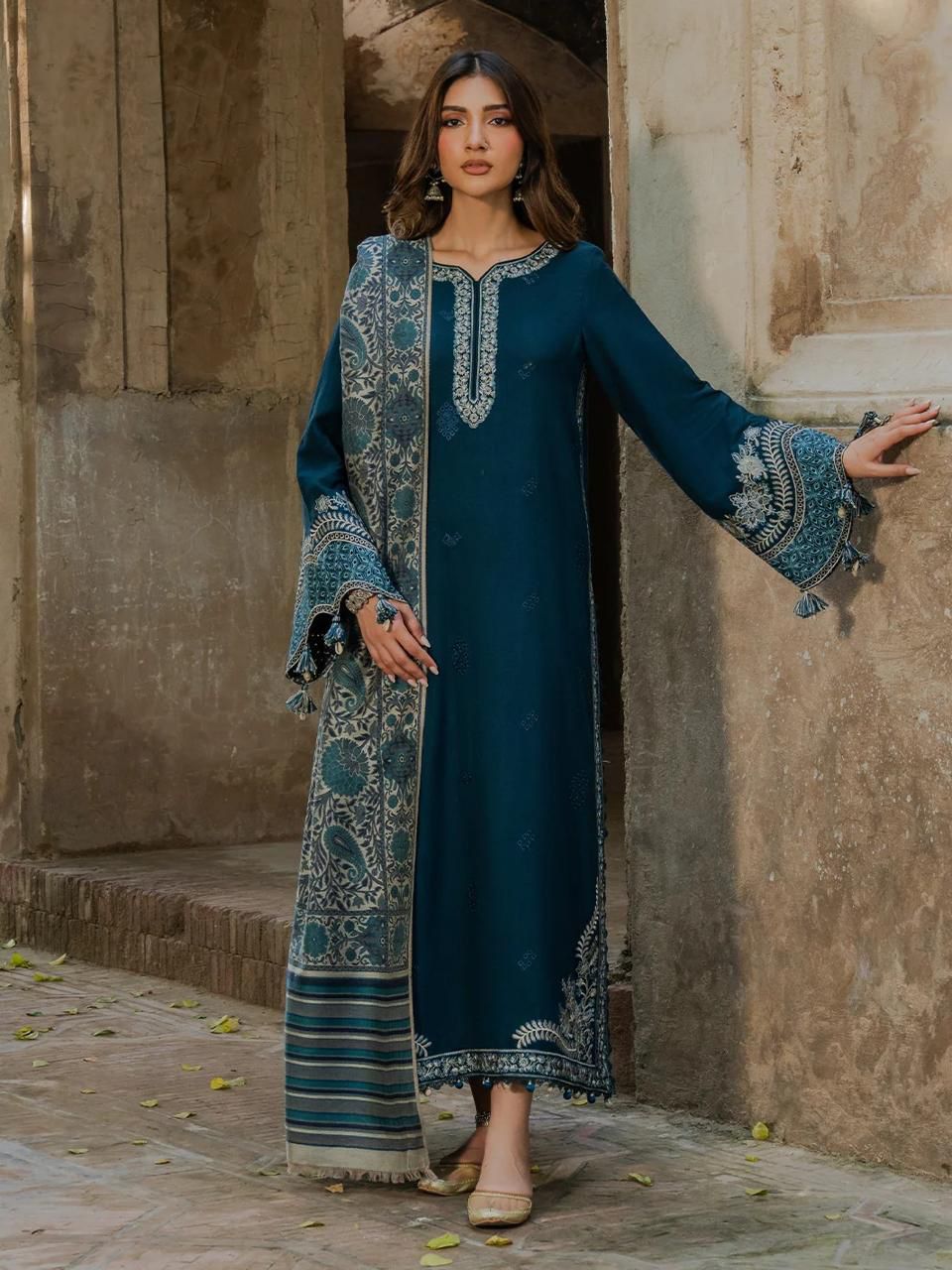 IZEL Dhank Signature — Embroidered Suit with Digital Shawl